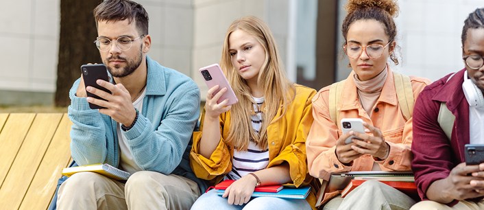 FOMO Nedir? Sosyal Medyanın Etkileriyle Nasıl Başa Çıkılır?