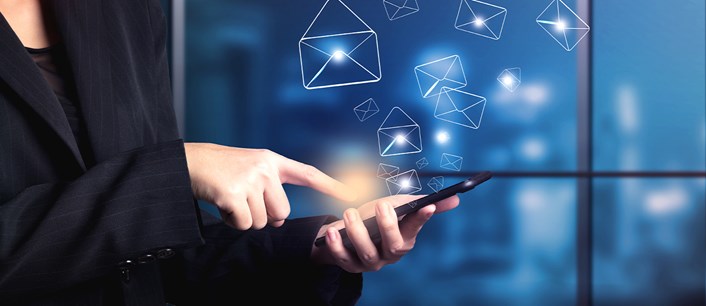 Hangisi Daha Sürdürülebilir: SMS mi yoksa E-Posta mı?